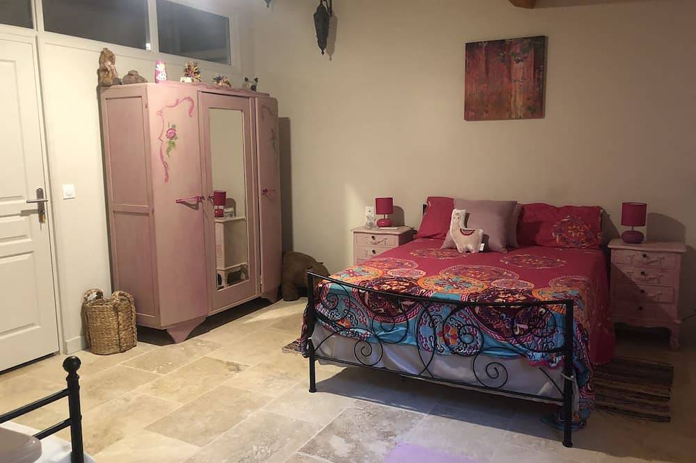Spacious and attractive holiday home with private pool and parking. in Roquebrun, Béziers region