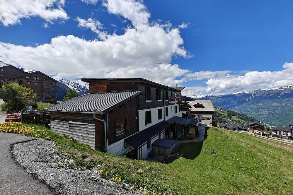 6‑Bedroom Chalet for 12–15 with Hot Tub and Mountain Views, Peisey‑Vallandry in Landry, Vanoise-Massiv