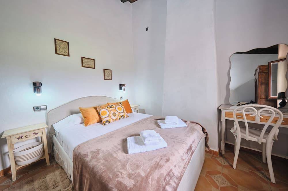 Luxury bedroom in Tejeda with a view of Lake Bermejales. in Arenas del Rey, Cordillera Penibética