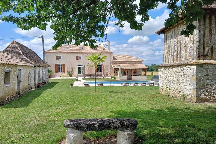 Location de vacances pour 15 personnes, avec jardin, animaux acceptés à Castillonnès