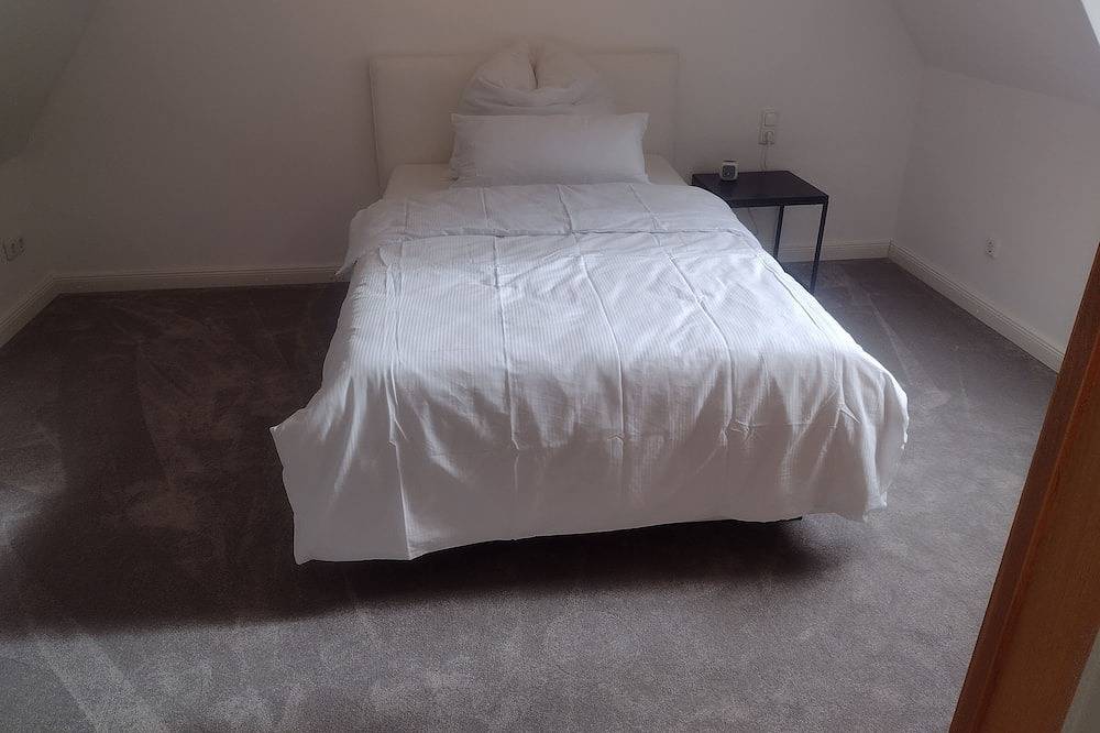 Nice Home Surrounded by Nature with Whirlpool & 3 Bedrooms Near Fairtrade Essen in Stadtbezirk IX, Essen