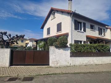 Location de vacances pour 8 personnes, avec vue et jardin à Irigny