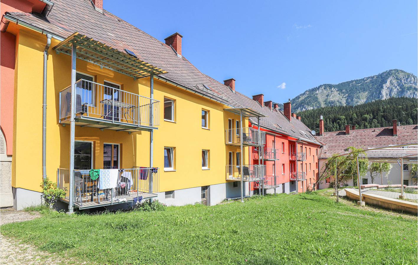 Ganze Ferienwohnung, Charmantes Apartment mit Terrasse, Parkplatz und WLAN, 1 km vom Strand entfernt in Eisenerz, Östliche Obersteiermark