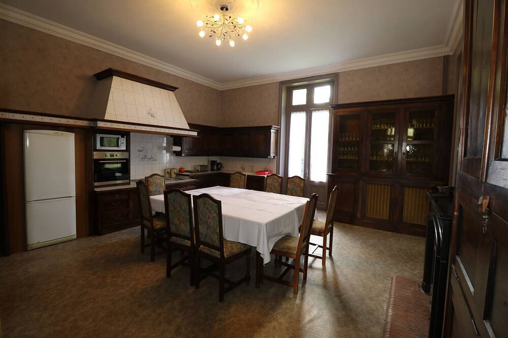Grand gîte avec piscine couverte, chauffée, privée in Saint-Laurent-de-Belzagot, Charente