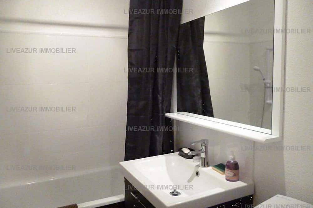 Entire apartment, Studio with terrace in residence with swimming pool for 4 in Sanary-sur-Mer, Toulon region