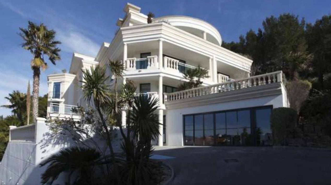 Studio entier, Grand studio terrasse de standing, pleine vue village, proche mer in Carry-le-Rouet, Région d'Istres