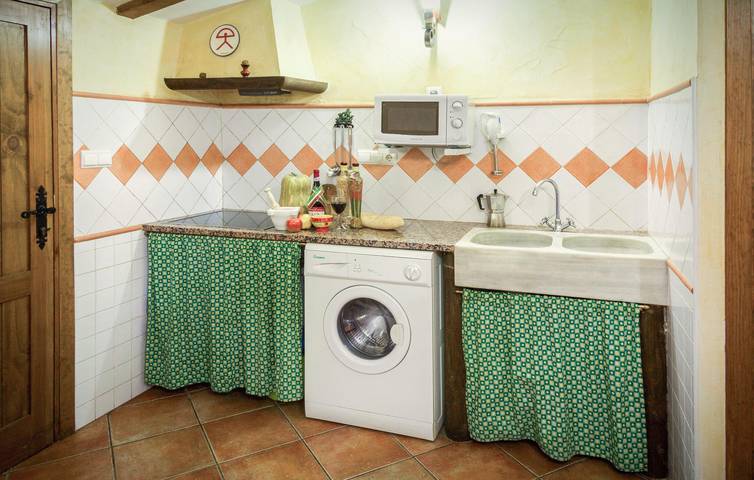 Cozy Laroya Apartment: WiFi, AC, Fireplace, Pool, Grill in Laroya, Cordillera Penibética
