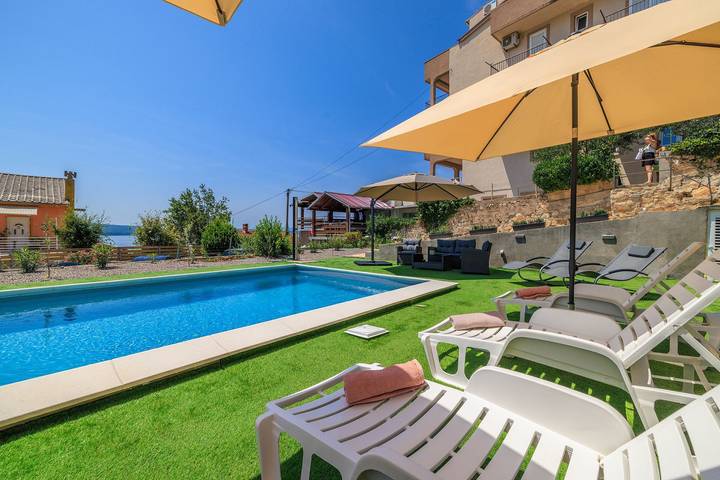 Ferienwohnung für 7 Personen, mit Balkon und Terrasse sowie Garten und Pool in Dramalj