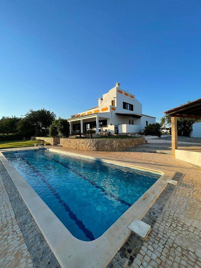 Casa Esperança - carefree living with big private pool and great views in Quelfes, Ria Formosa