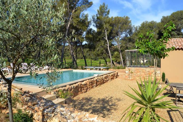Gîte pour 8 personnes, avec terrasse ainsi que piscine et jardin