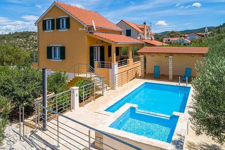 Villa for 9 people, with terrace and garden in Brac