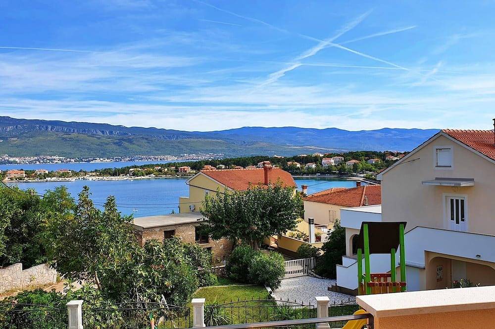 Appartement entier, Appartement Rebeka - vue mer, 160 m de la mer, terrasse, balcon, aire de jeux in Silo (Krk), Krk