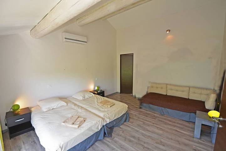 Air-conditioned farmhouse -> 30 people - 10 bedrooms - Wi-Fi - Heated pool - Enclosed garden - Evening entertainment in Lamotte-du-Rhône, Vaucluse
