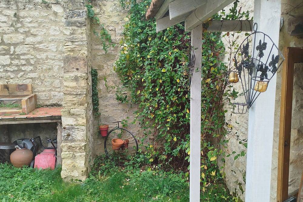 Rural house with small garden near the Cher in Bruère-Allichamps, Saint-Amand-Montrond