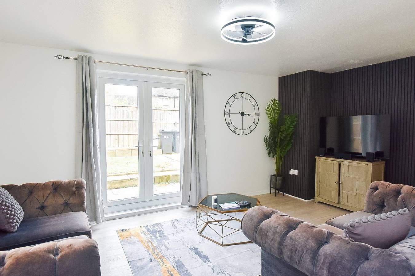 House Sleeps 7 with Parking in Northampton, Northamptonshire