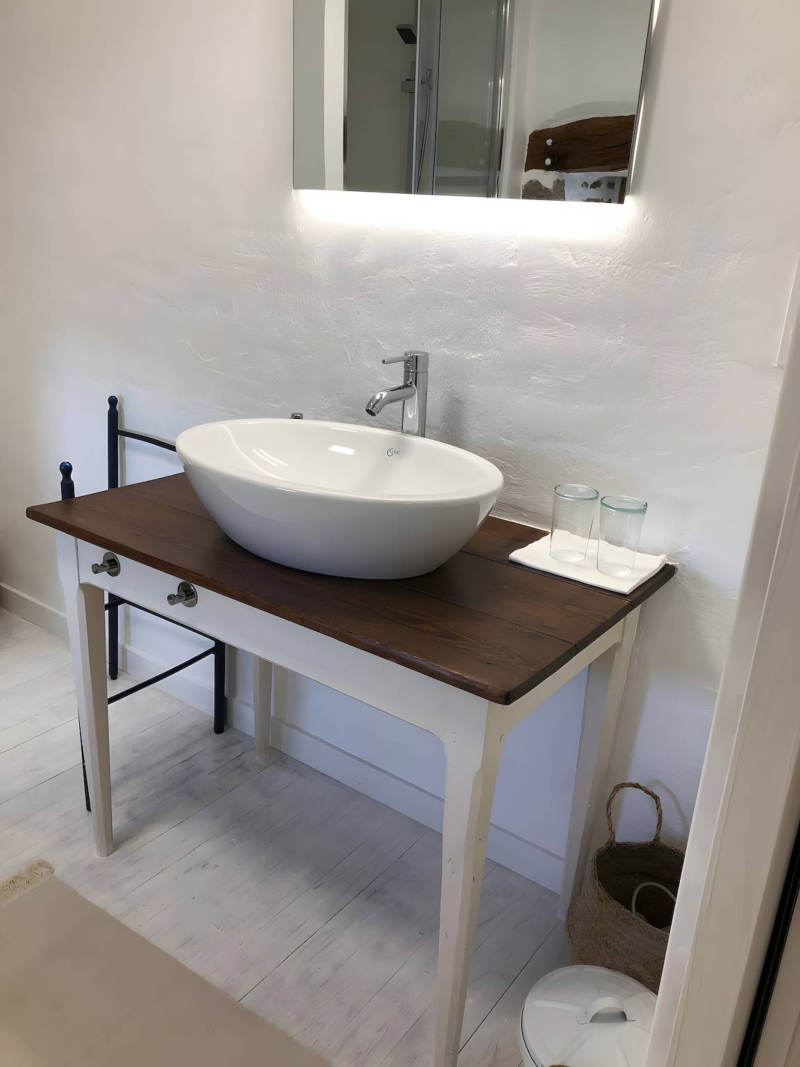 Habitación de huéspedes «La Blanche» con terraza compartida, jardín común y Wi-Fi in Soubrebost, Parque Natural Regional de Millevaches en Lemosín