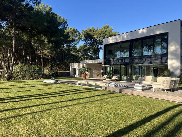 Location de vacances pour 11 personnes, avec vue ainsi que piscine et jardin dans Golf de la Palmyre