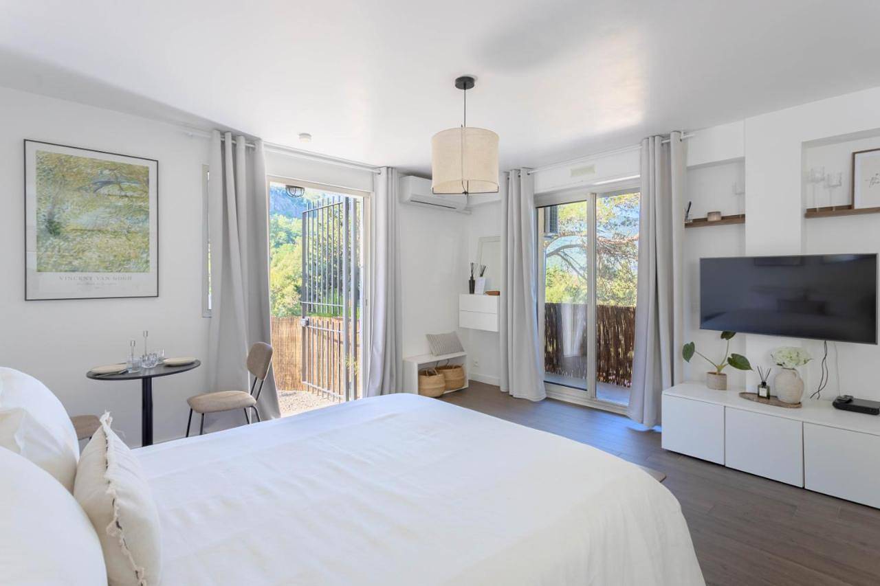 Appartement entier, Studio lumineux avec jardin privé et parking in La Turbie, Côte méditerranéenne (France)