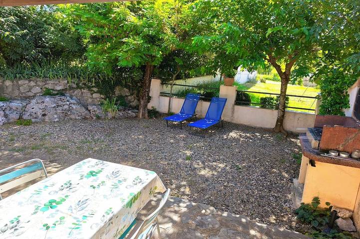 Location de vacances pour 4 personnes, avec jardin ainsi que terrasse et piscine à Balazuc