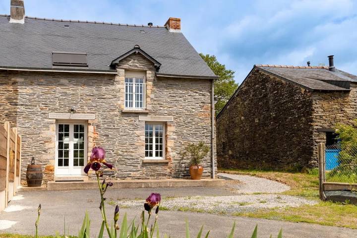 Location de vacances pour 5 personnes, avec Terrasse ainsi que Jardin et Vue à La Chapelle-de-Brain