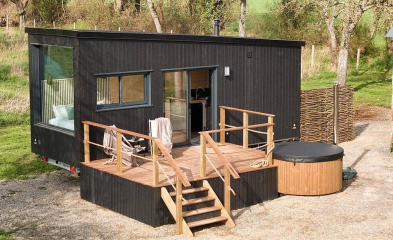 Location de vacances pour 2 personnes, avec vue sur le lac et jardin ainsi que terrasse et vue dans Ronfeugerai