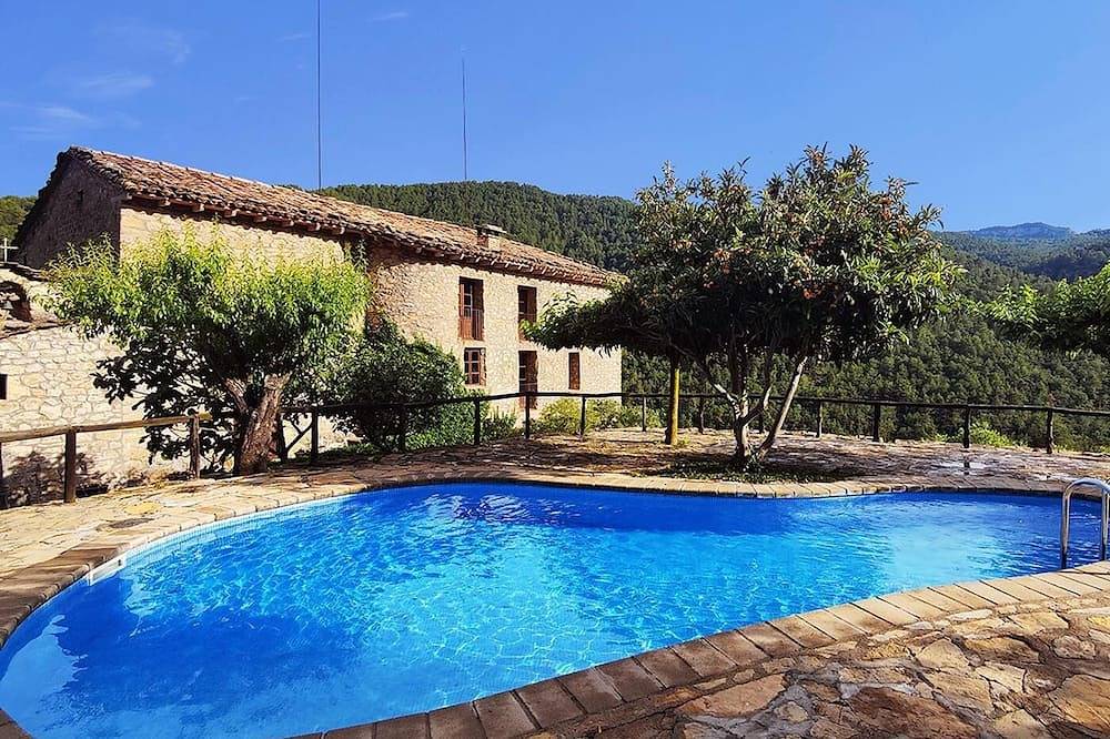 Outdoor pool. Indoor pool. Barbecue, 14/16 people. Wifi in Coll de Nargó, Spanish Pyrenees