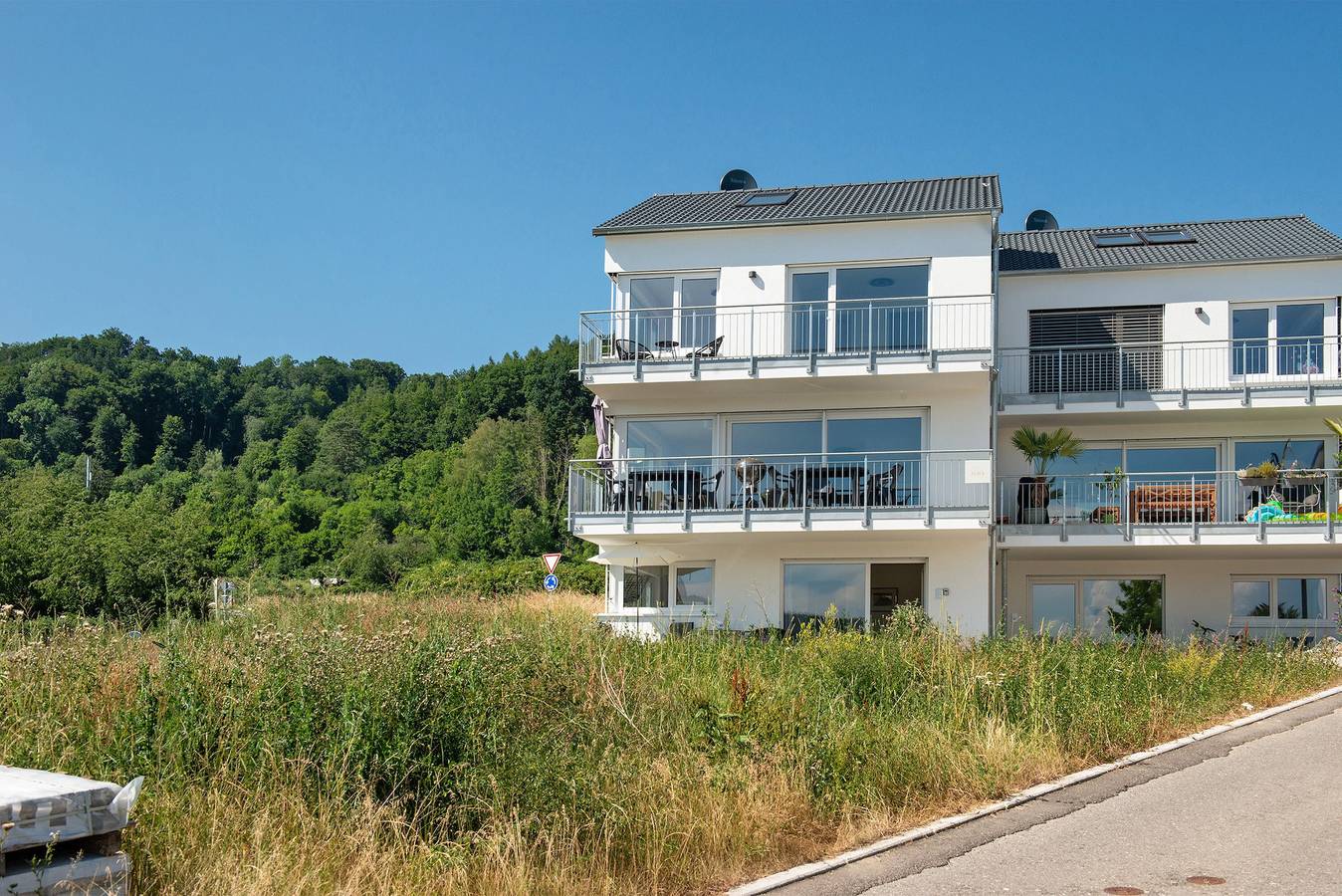 Ferienhaus Aura mit Seesicht, Alpenblick,Terrasse, Balkone, Garten und Wi-Fi in Bodman-Ludwigshafen, Landkreis Konstanz