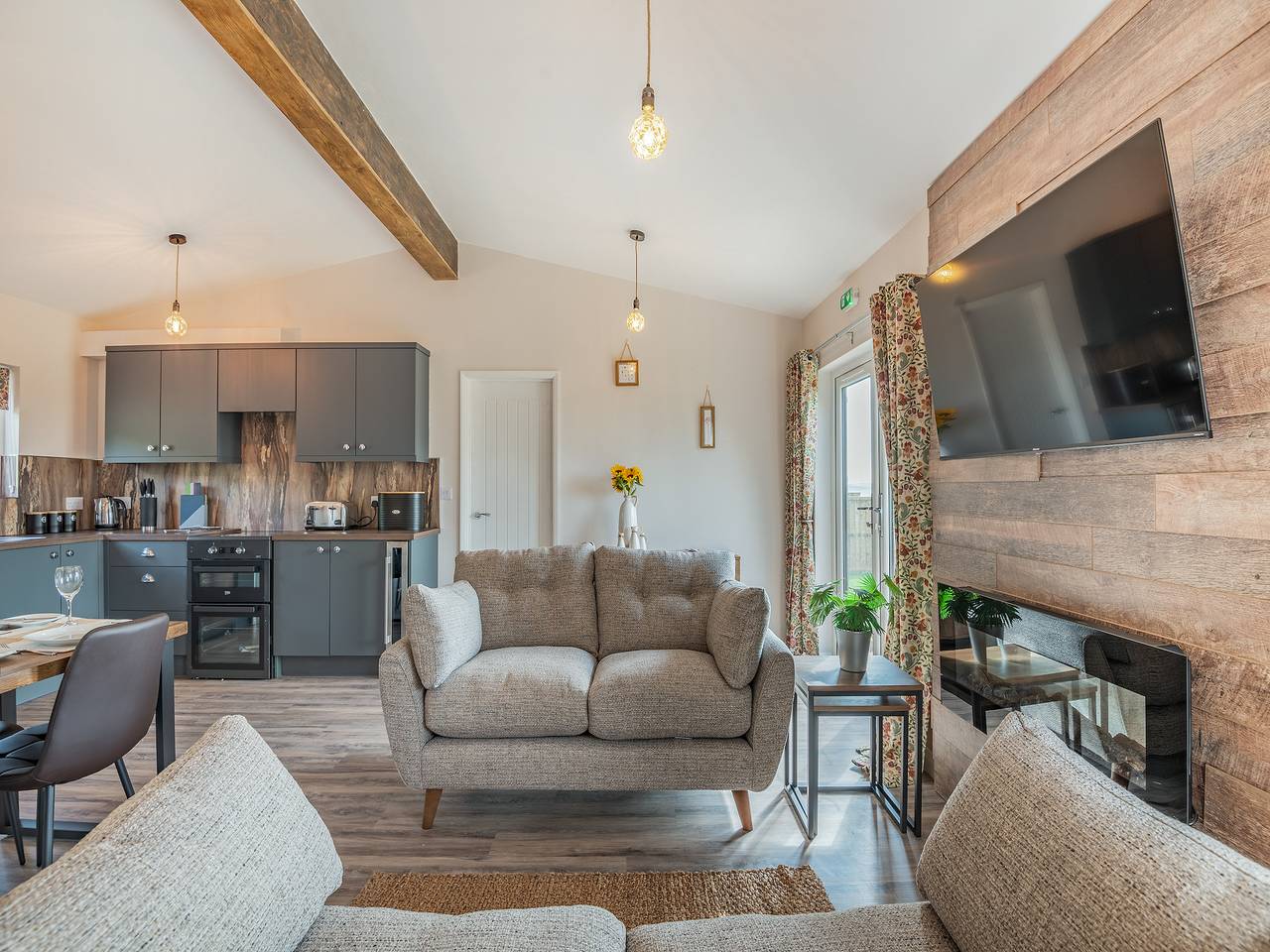 Entire apartment, West End Farm Lodge Alabaster in Gloucestershire