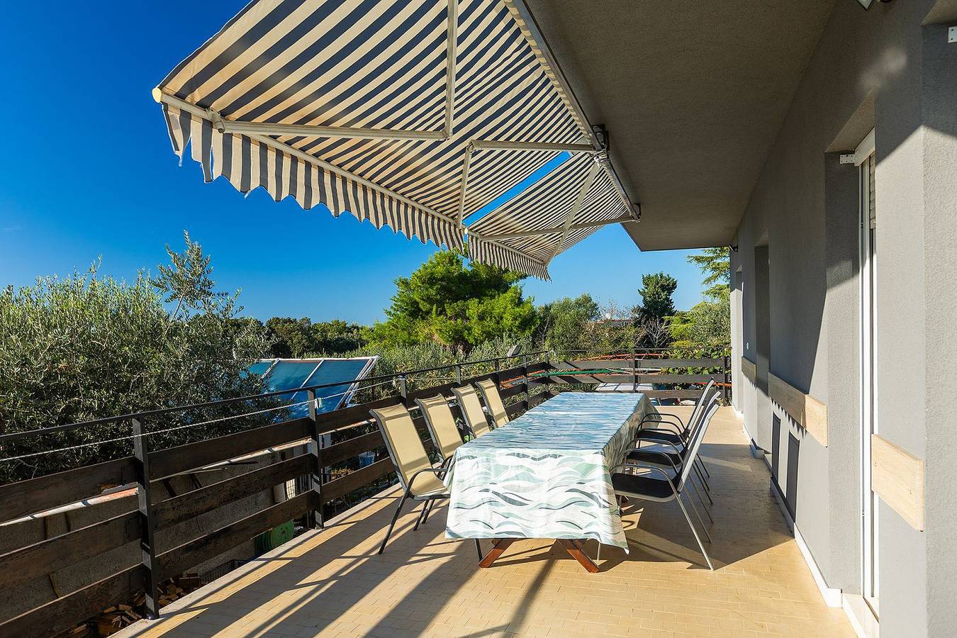 Ganze Wohnung, Appartement mit Waschmaschine, privater Parkplatz und große Terrasse samt Grillplatz in Banjole, Südküste Istrien