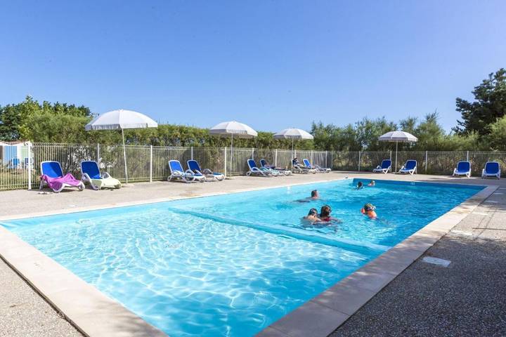 Parc de vacances pour 2 personnes, avec piscine, animaux acceptés en Charente-Maritime