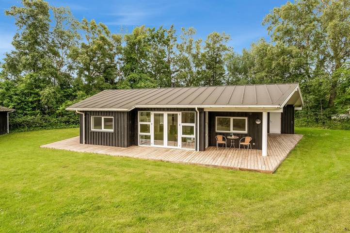 Ferieudlejning for 6 personer, med terrasse i Helberskov