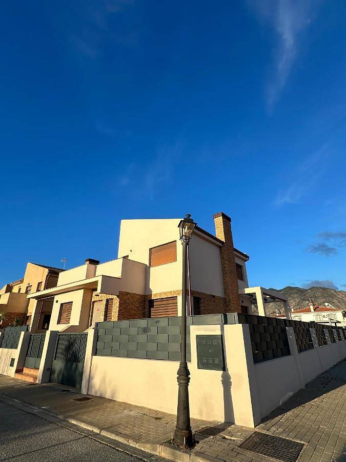 Casa rural para 5 personas, con jardín además de piscina y jacuzzi en Dúrcal