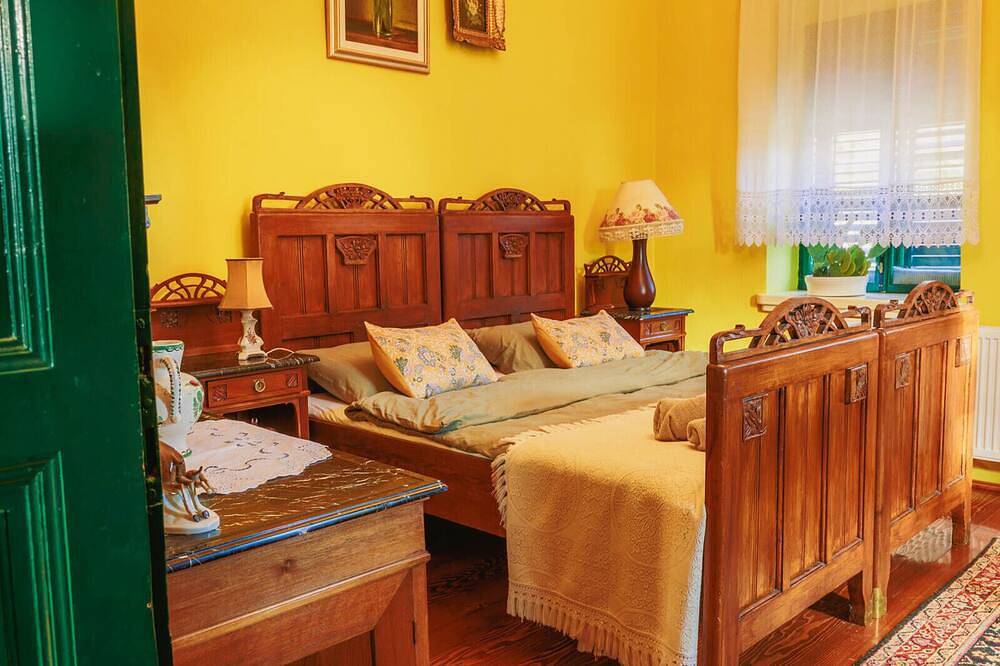 Cozy 3-bedroom farmhouse surrounded by a vibrant garden full of plants. in Osijek-Baranja