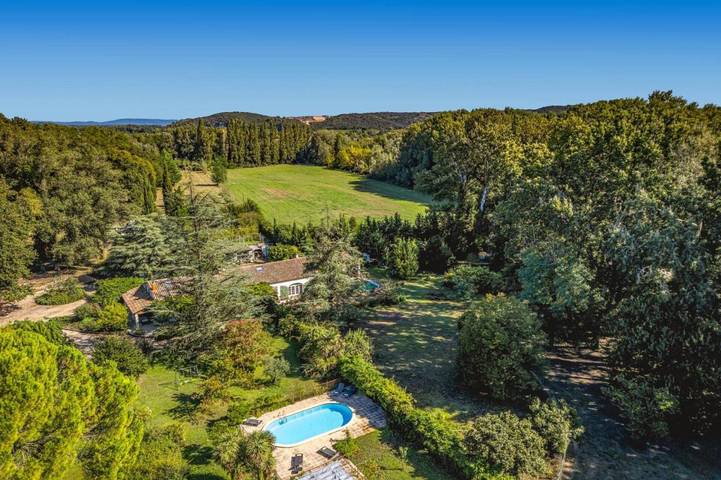Villa pour 6 personnes, avec jardin et piscine, adapté aux familles