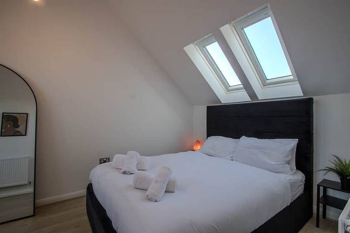Modern 2-Bed House In Swinton - Private Parking in Greater Manchester