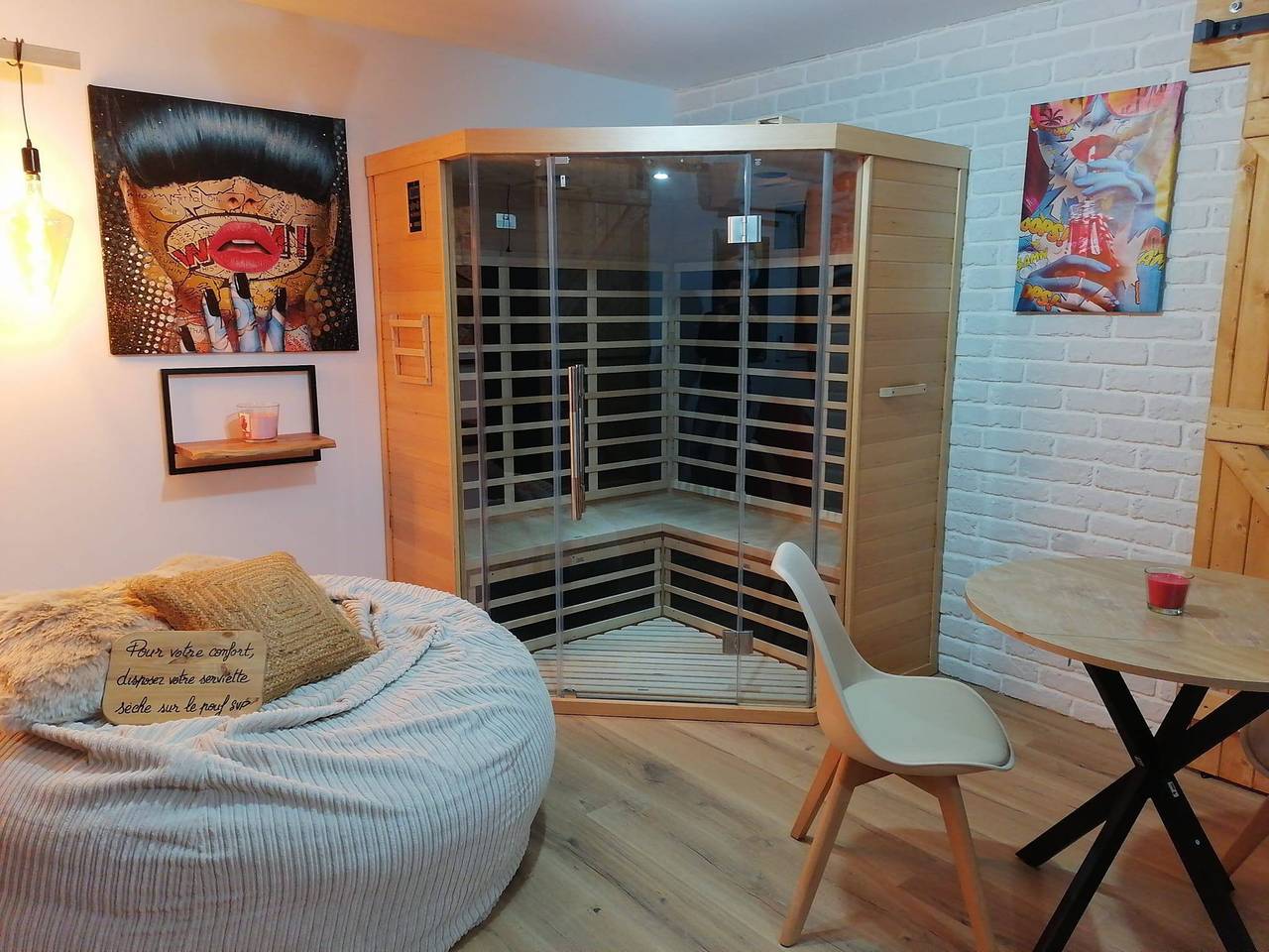 Maison Déco Pop Et Chaleureuse Avec Spa, Sauna in Calais, Calais region