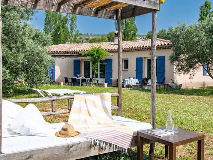Gîte pour 6 personnes, avec terrasse ainsi que piscine et jardin