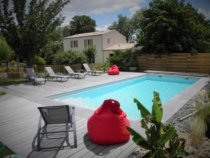 Location de vacances pour 2 personnes, avec jardin et piscine à La Jarrie