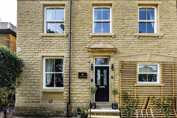 Cottage for 6 people, with Terrace and Garden in Huddersfield