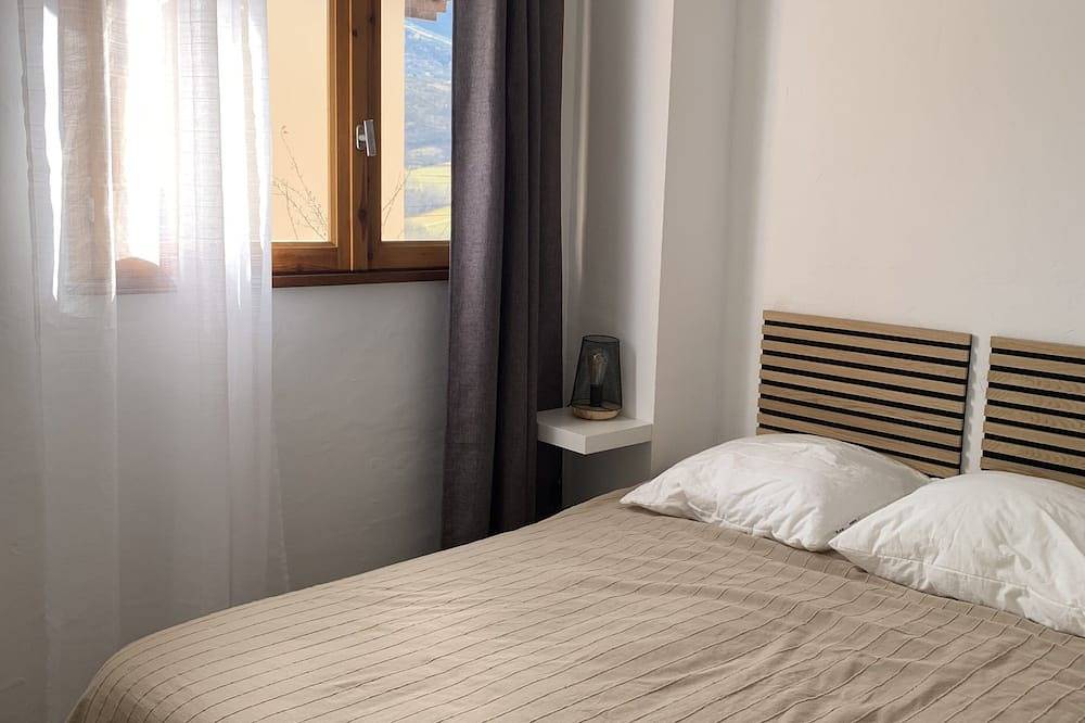 Appartement entier, Appart T2 économique 2/4 pers - vue sur la Cerdagne - chauffage inclu in Saillagouse, Parc naturel régional des Pyrénées catalanes