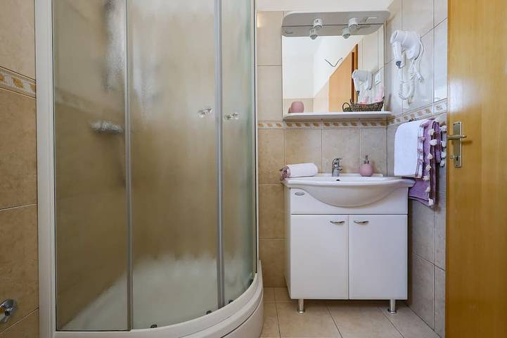 Appartement entier, Appartement exclusivement équipé à l'étage vous attend. in Biograd na Moru, Région de Zadar