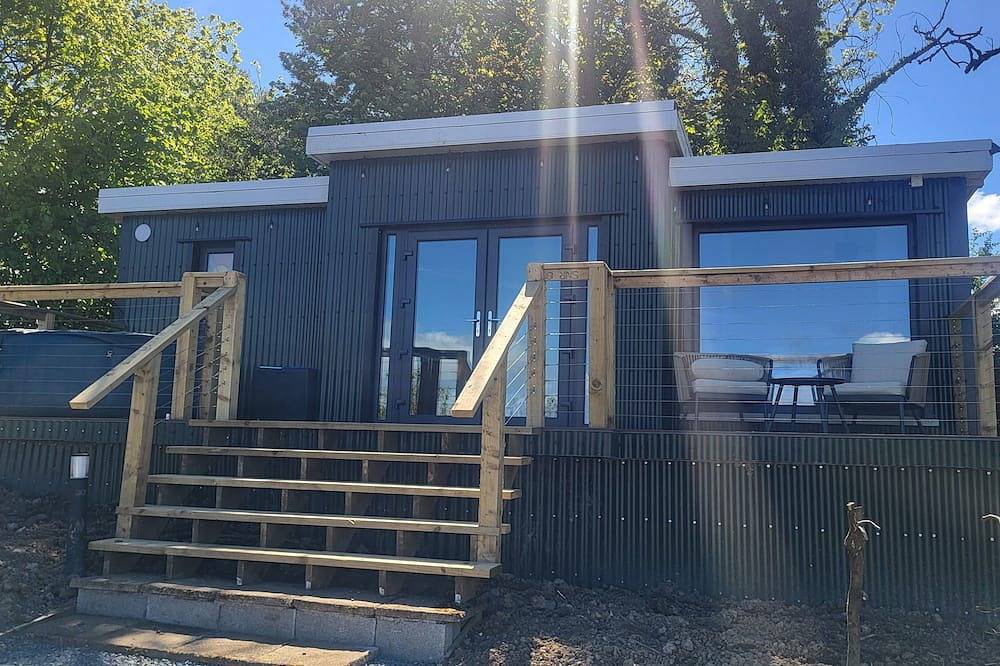 Beautiful cosy cabin for two with Hot Tub in County Fermanagh