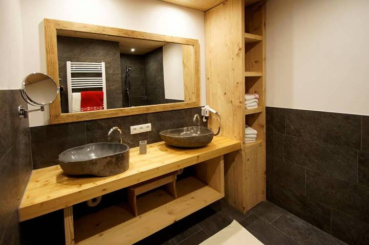 Ganze Wohnung, Bergchalet Zillertal  - Familienurlaub am Berg nahe der Therme in Tuxer Alpen, Fügenberg