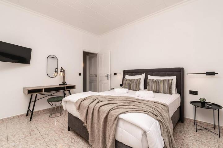 Location de vacances pour 7 personnes, avec piscine ainsi que vue et jardin, adapté aux familles dans Kalamaki - 4