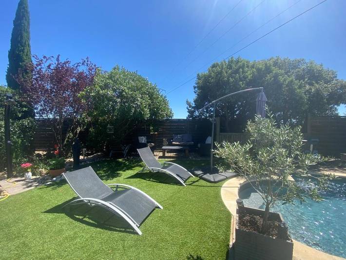 Gîte pour 2 personnes, avec Terrasse ainsi que Piscine et Vue à Gras - 2