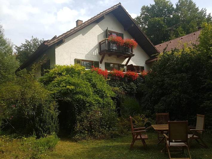 Ferienwohnung für 7 Personen, mit Balkon und Garten sowie Ausblick in Rottenbuch