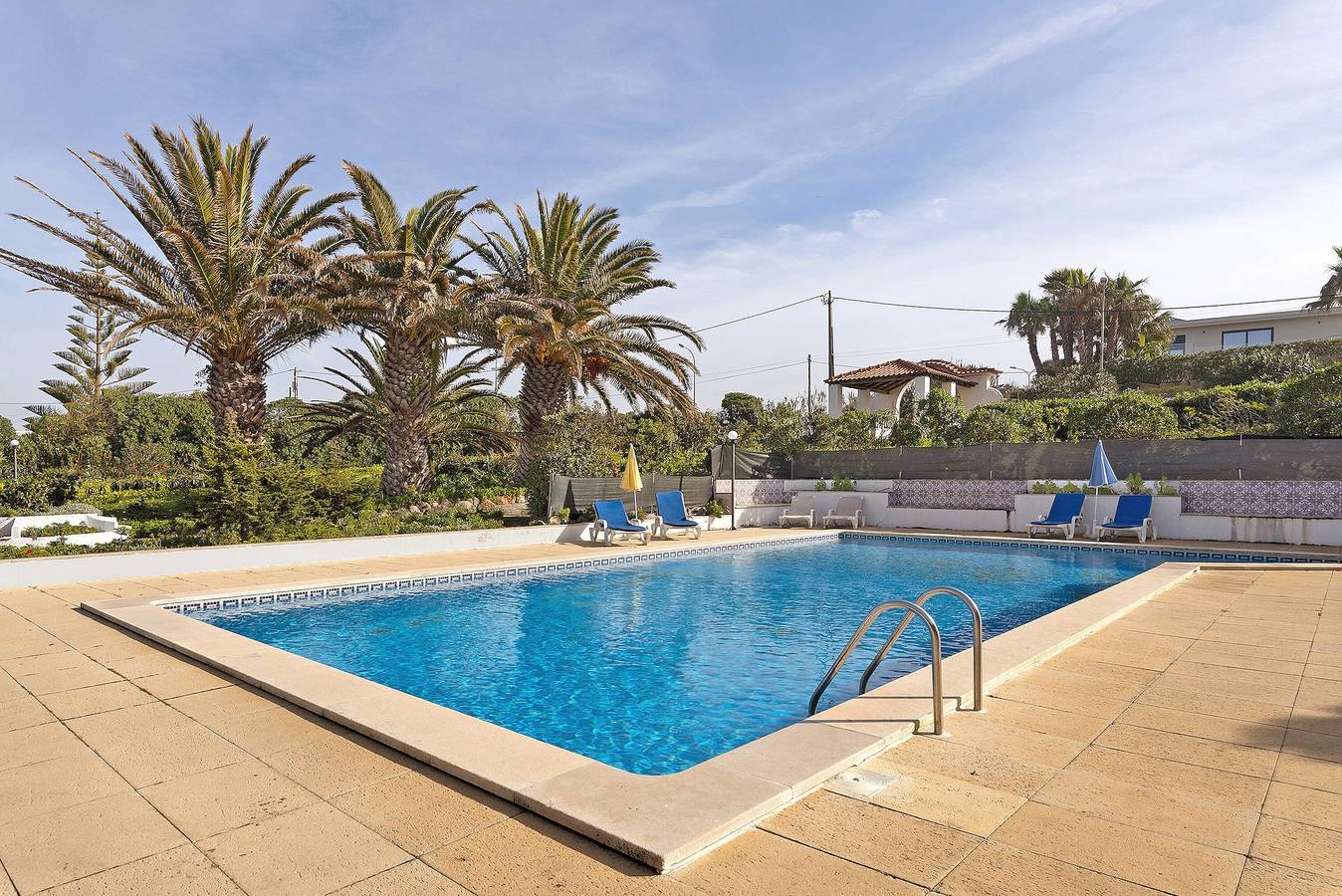 Ganzes Studio, Einzimmerapartment 'Estúdio Alto Da Praia' mit Meerblick, Gemeinschaftspool und Wlan in Colares, Costa de Lisboa