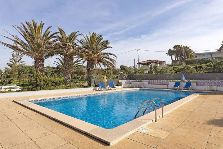 Entire studio, Studio Apartment 'Estúdio Alto Da Praia' with Sea View, Shared Pool and Wi-Fi in Colares, Costa de Lisboa
