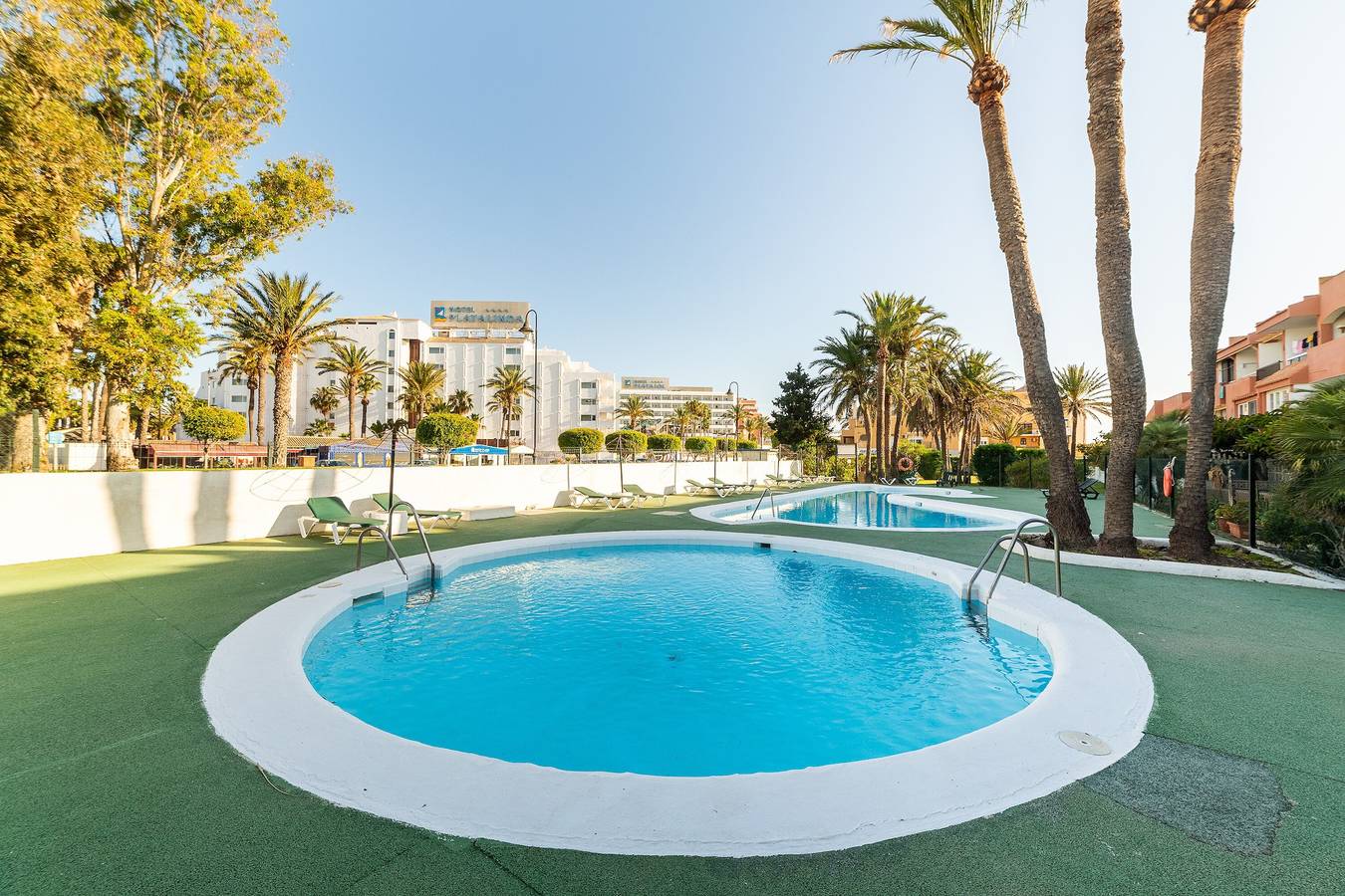 Appartamento intero, Appartamento 'Las Buganvillas' con piscina condivisa, terrazza privata e aria condizionata in Urbanización Roquetas de Mar, Roquetas de Mar