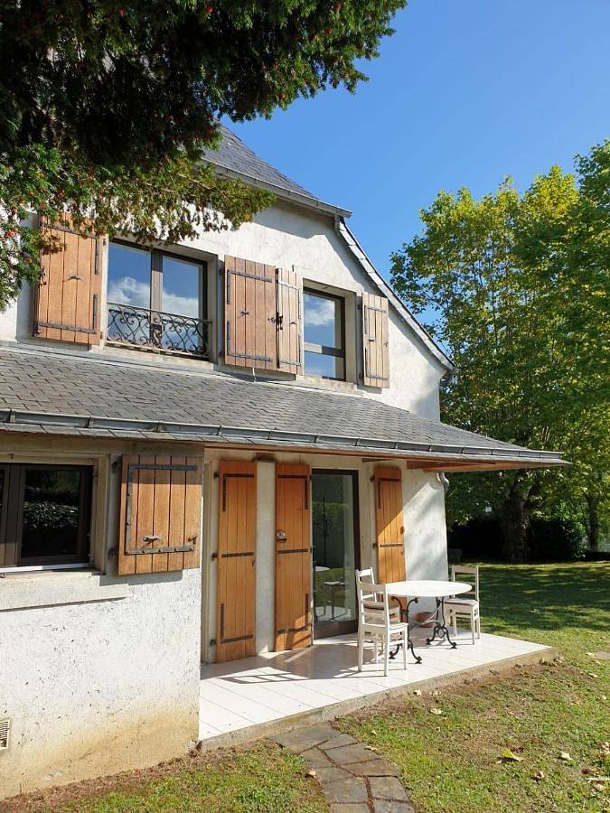Maison rustique pyrénéenne, vue sur les montagnes in Lourdes, Hautes-Pyrénées